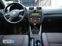 Second-hand VW Golf IV 105 CP (77 kW) 2005 Albastru Berlinǎ