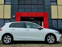 Second-hand VW Golf VIII Life 116 CP (85 kW) 2023 Culoarealb