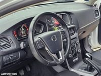 Second-hand Volvo V40 Momentum 120 CP (88 kW) 2019 Culoarealb Hatchback