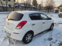 Second-hand Hyundai i20 Comfort 74 CP (54 kW) 2013 Culoarealb Hatchback