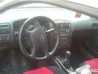 Second-hand Toyota Avensis 129 CP (94 kW) 2002 Galben Berlinǎ