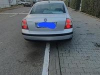 Second-hand VW Passat 75 CP (55 kW) 2002 Argintiu Berlinǎ