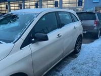 Second-hand Mercedes B200 136 CP (100 kW) 2015 Galben Monovolum