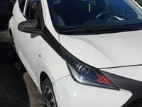 Second-hand Toyota Aygo Play 69 CP (50 kW) 2017 Culoarealb Hatchback
