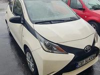 Second-hand Toyota Aygo 69 CP (50 kW) 2017 Culoarealb Hatchback