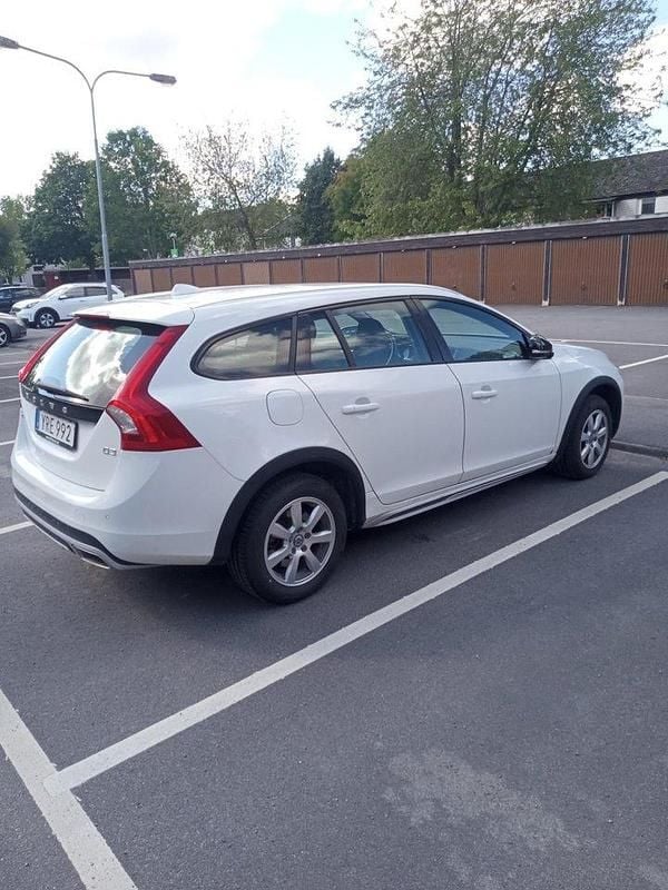 Vit Begagnad 2018 Volvo V60 CC Momentum Kombi | 125 000 kr (Superpris) - Bild 1/4