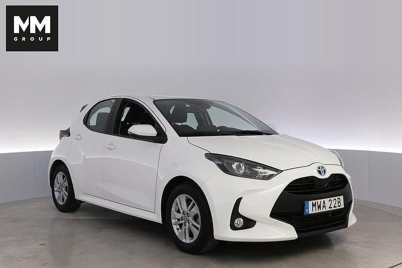 Vit Begagnad 2023 Toyota Yaris Hybrid Active Halvkombi | 229 900 kr (Lite dyr) - Bild 1/4
