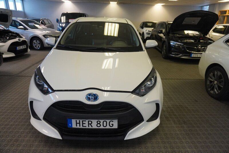 Vit Begagnad 2020 Toyota Yaris Hybrid Active Halvkombi | 159 000 kr (Marknadspris) - Bild 1/4