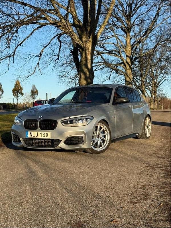 Silver Begagnad 2017 BMW M140 M Sport Halvkombi | 299 000 kr (Marknadspris) - Bild 1/4