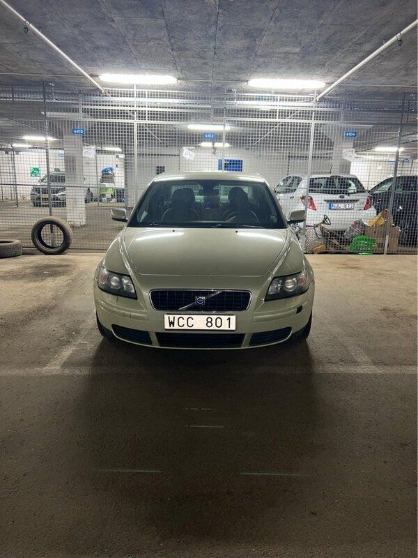 Grön Begagnad 2005 Volvo S40 Sedan | 37 900 kr (Marknadspris) - Bild 1/4