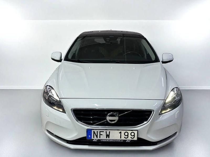 Begagnad Volvo V40 Momentum 116 HK (85 kW) 2013 Vit Halvkombi