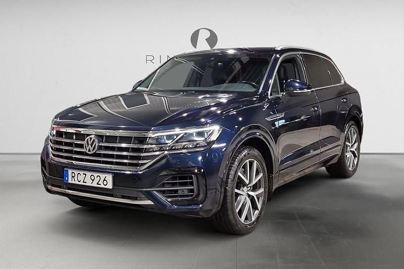 Mörkblå Begagnad 2018 VW Touareg R-line SUV | 304 900 kr (Dyr) - Bild 1/3