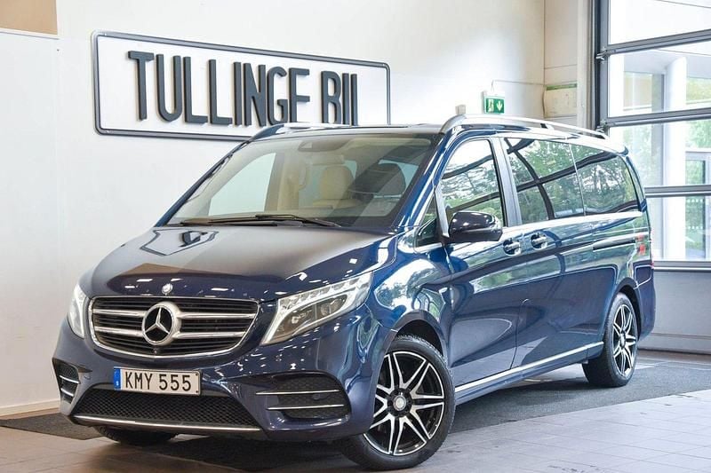 Mörkblå Begagnad 2017 Mercedes V250 AMG Minibuss | 319 800 kr (Marknadspris) - Bild 1/4