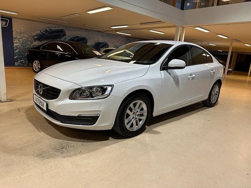 Vit Begagnad 2018 Volvo S60 Kinetic Sedan | 169 900 kr (Bra pris) - Bild 1/4