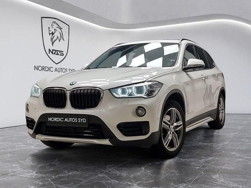 Vit Begagnad 2018 BMW X1 Sport Line SUV | 219 900 kr (Lite dyr) - Bild 1/4