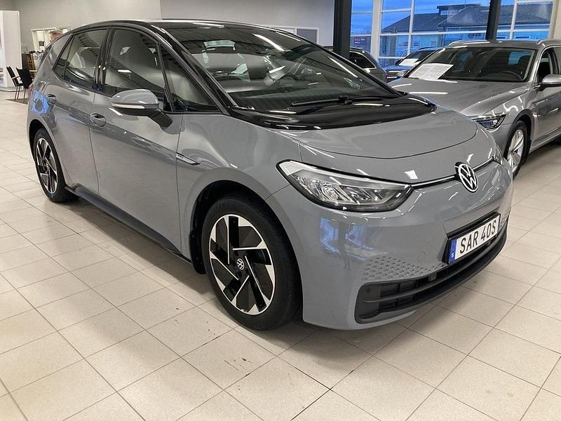 Grå Begagnad 2023 VW ID.3 Pro Performance Halvkombi | 269 900 kr (Marknadspris) - Bild 1/4