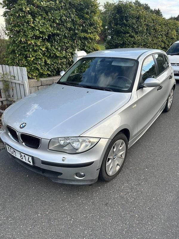 Grå Begagnad 2006 BMW 116 Advantage Halvkombi | 28 000 kr (Superpris) - Bild 1/4