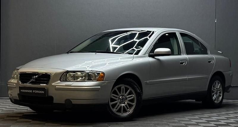 Grå Begagnad 2007 Volvo S60 Sedan | 59 900 kr (Marknadspris) - Bild 1/4