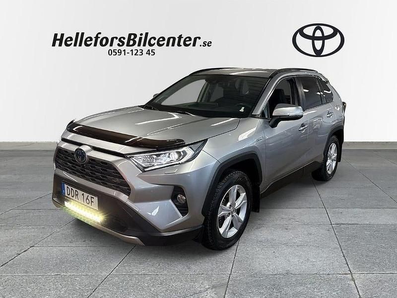 Silver Begagnad 2020 Toyota RAV4 Hybrid Play SUV | 379 500 kr (Lite dyr) - Bild 1/4
