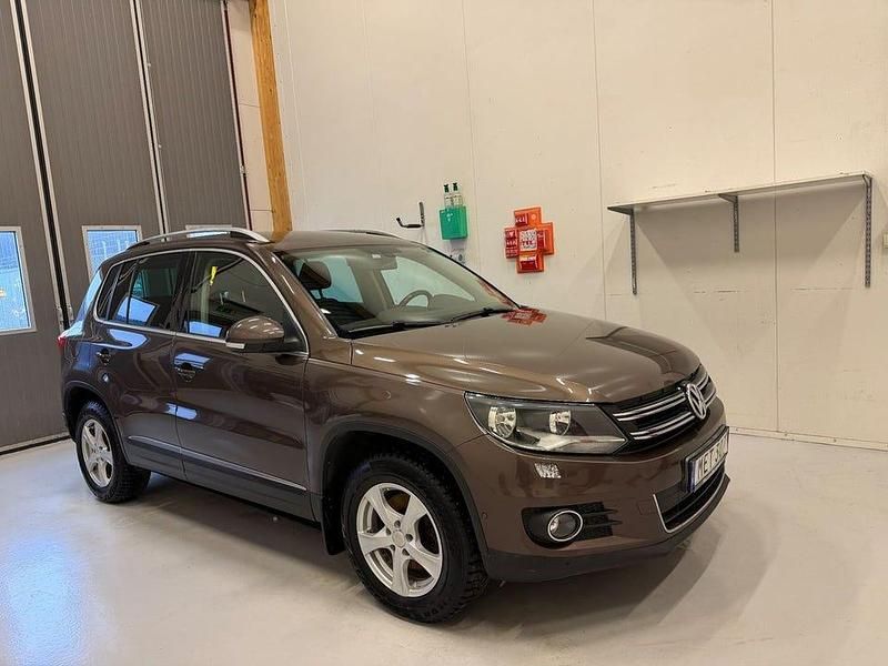 Brun Begagnad 2012 VW Tiguan Sportline SUV | 79 000 kr (Marknadspris) - Bild 1/4
