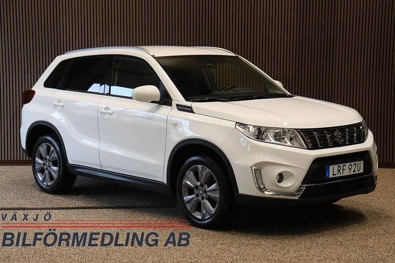 Vit Begagnad 2019 Suzuki Vitara SUV | 179 999 kr (Marknadspris) - Bild 1/4