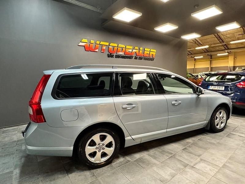 Begagnad Volvo V70 Momentum 163 HK (119 kW) 2007 Ljusblå Kombi
