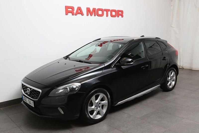 Svart Begagnad 2013 Volvo V40 CC Summum Kombi | 139 900 kr (Marknadspris) - Bild 1/3