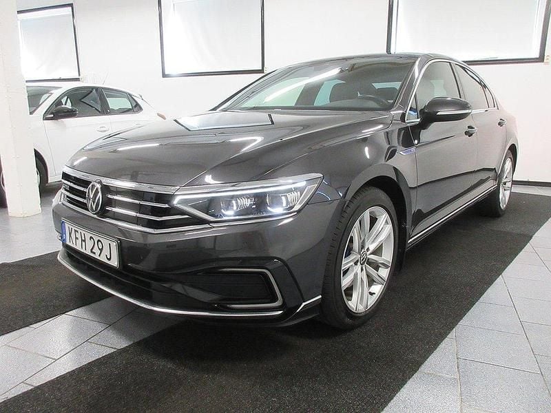 Mörkgrå Begagnad 2021 VW Passat GTE Sedan | 239 500 kr (Marknadspris) - Bild 1/4
