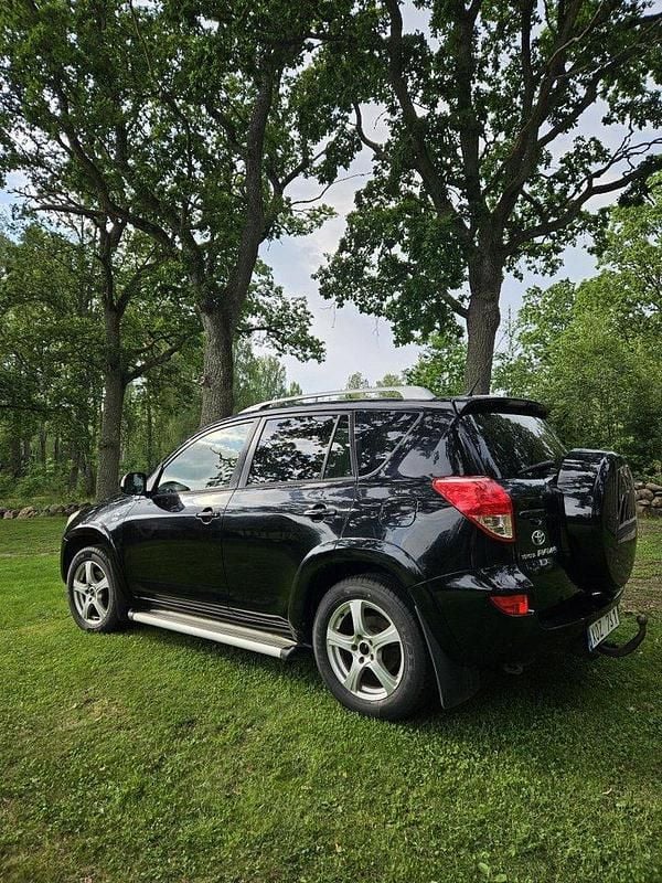 Svart Begagnad 2006 Toyota RAV4 SUV | 42 000 kr (Marknadspris) - Bild 1/4