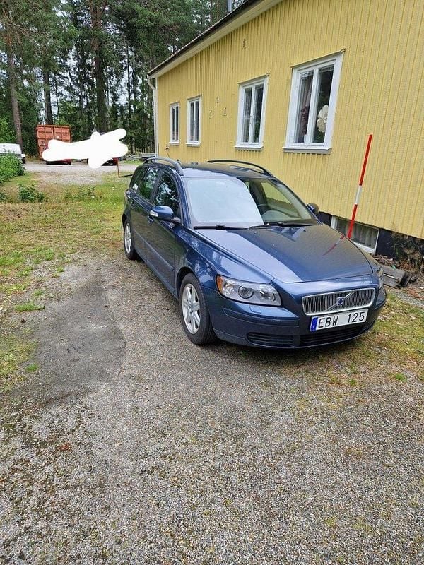Blå Begagnad 2007 Volvo V50 Kinetic Kombi | 15 000 kr (Superpris) - Bild 1/4