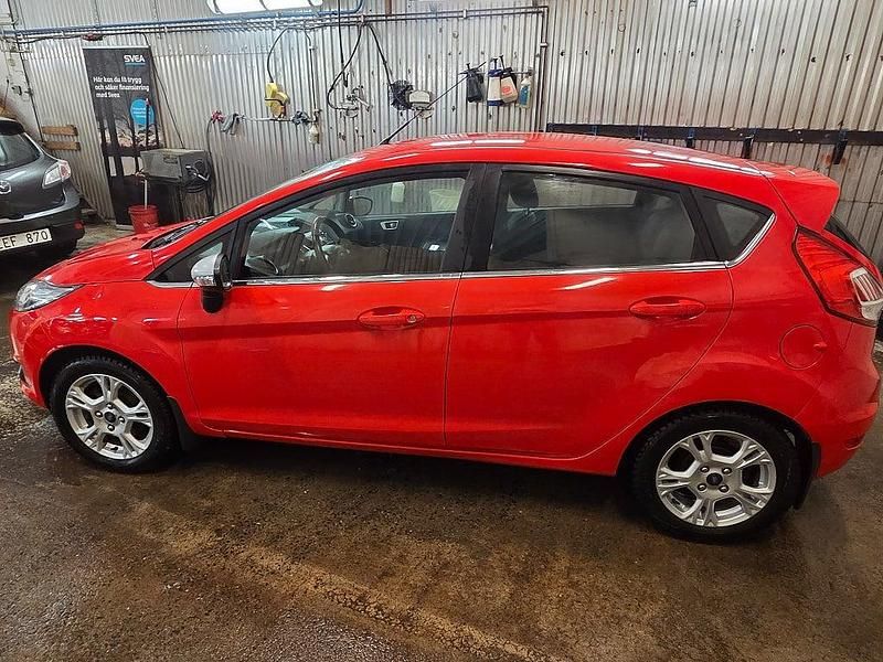 Begagnad Ford Fiesta Titanium 101 HK (74 kW) 2016 Röd Halvkombi