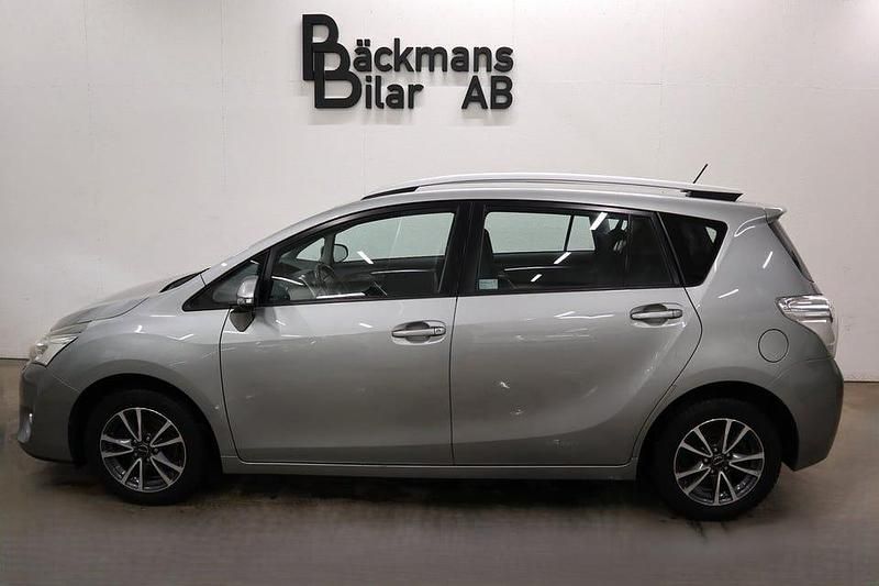 Ljusgrå Begagnad 2013 Toyota Verso Business Edition Minibuss | 78 000 kr (Marknadspris) - Bild 1/4