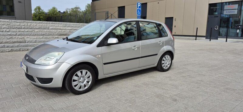 Grå Begagnad 2005 Ford Fiesta Halvkombi | 24 500 kr (Marknadspris) - Bild 1/3