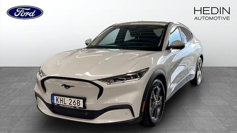 Vit (white) Begagnad 2022 Ford Mustang Mach-E Standard Range SUV | 340 000 kr (Marknadspris) - Bild 1/4