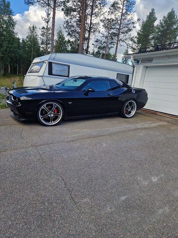 Svart Begagnad 2009 Dodge Challenger Sportkupé | 295 000 kr (Marknadspris) - Bild 1/4