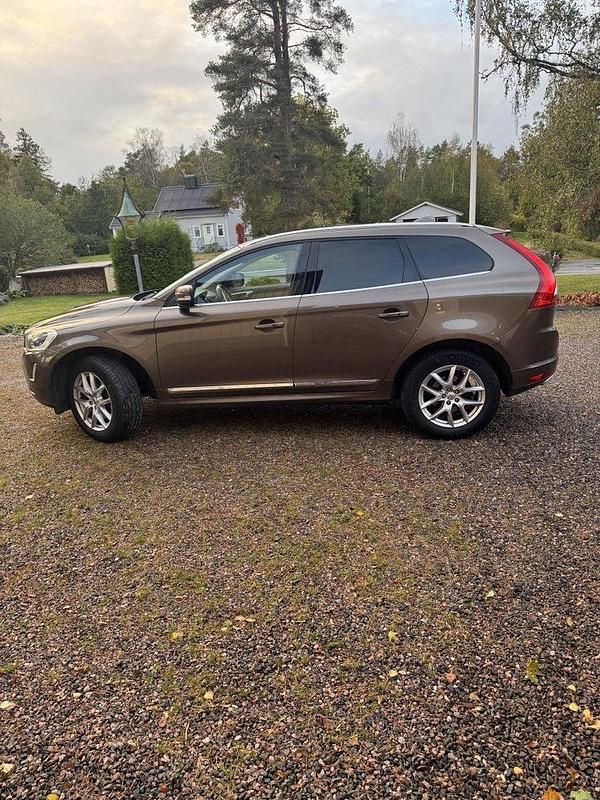 Brun Begagnad 2015 Volvo XC60 Summum SUV | 134 000 kr (Bra pris) - Bild 1/4
