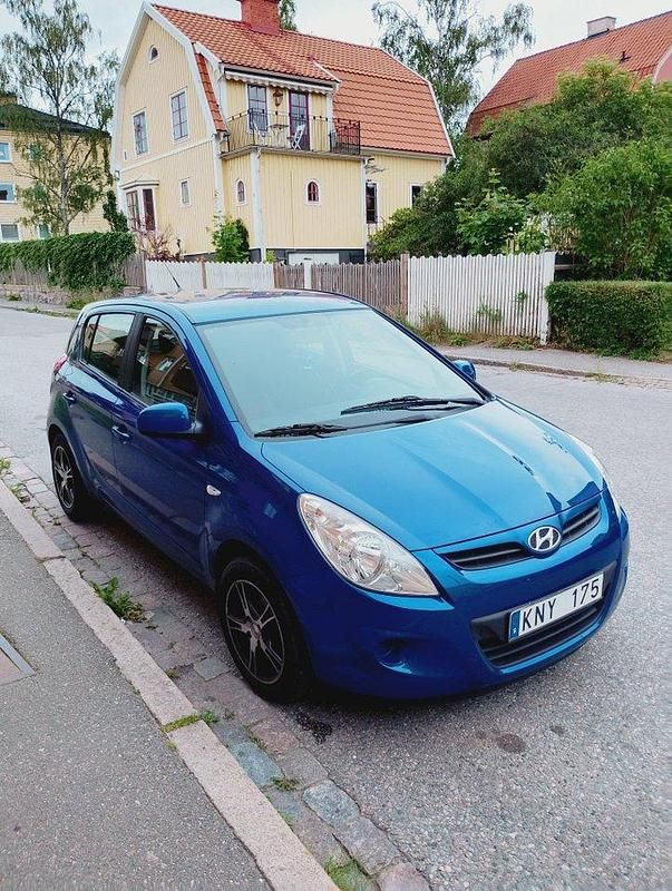 Blå Begagnad 2010 Hyundai i20 Select Halvkombi | 28 500 kr (Marknadspris) - Bild 1/4