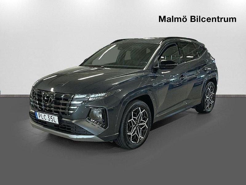 Grå Begagnad 2022 Hyundai Tucson Advanced SUV | 339 900 kr (Marknadspris) - Bild 1/4
