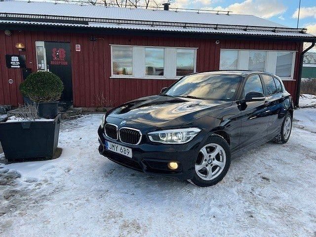 Begagnad BMW 118 Advantage 136 HK (100 kW) 2016 Svart Halvkombi