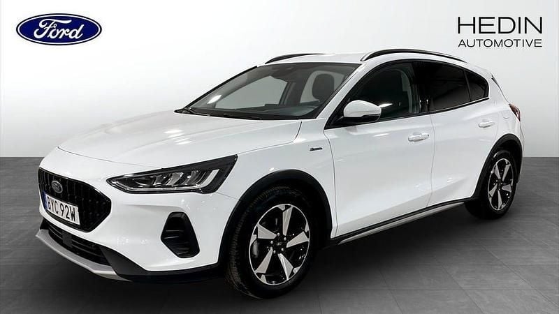 Vit Begagnad 2023 Ford Focus Active Halvkombi | 184 900 kr (Marknadspris) - Bild 1/4