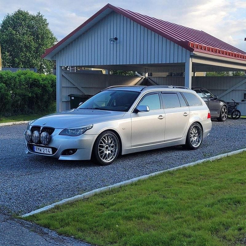 Grå Begagnad 2009 BMW 523 Kombi | 66 000 kr (Marknadspris) - Bild 1/4