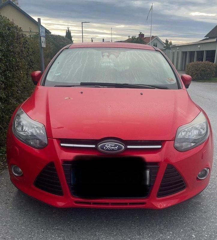 Röd Begagnad 2014 Ford Focus Titanium Kombi | 79 000 kr (Marknadspris) - Bild 1/4