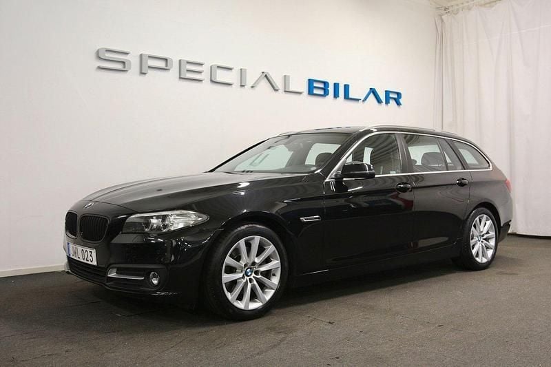 Svart (safirsvart metallic ) Begagnad 2016 BMW 520 Kombi | 199 000 kr (Bra pris) - Bild 1/4