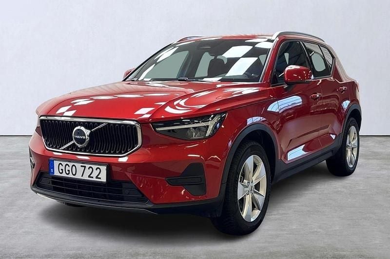 Röd Begagnad 2023 Volvo XC40 Core SUV | 349 900 kr (Marknadspris) - Bild 1/4