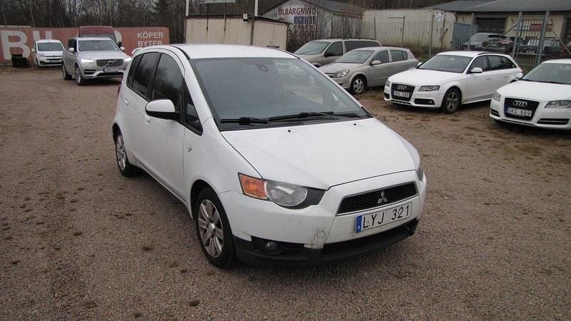 Vit Begagnad 2011 Mitsubishi Colt Halvkombi | 29 000 kr (Marknadspris) - Bild 1/4
