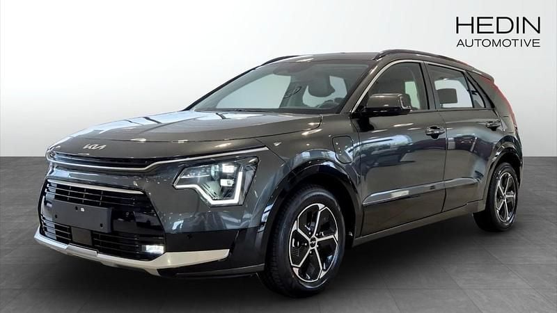 Grå (grey) Ny 2025 Kia Niro SUV | 363 420 kr (Marknadspris) - Bild 1/4