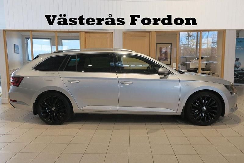 Silver Begagnad 2019 Skoda Superb LAURIN & KLEMENT Kombi | 265 900 kr (Bra pris) - Bild 1/4