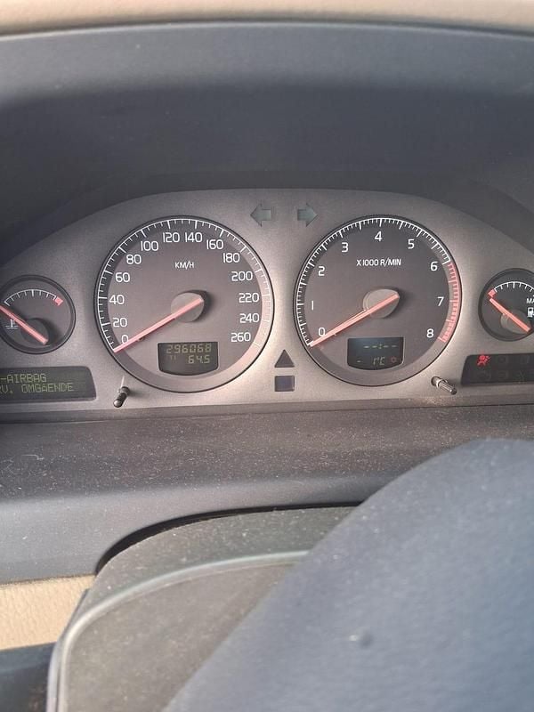 Begagnad Volvo V70 140 HK (102 kW) 2001 Röd Kombi