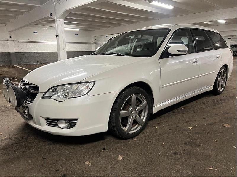 Vit Begagnad 2007 Subaru Legacy Kombi | 47 000 kr (Marknadspris) - Bild 1/4