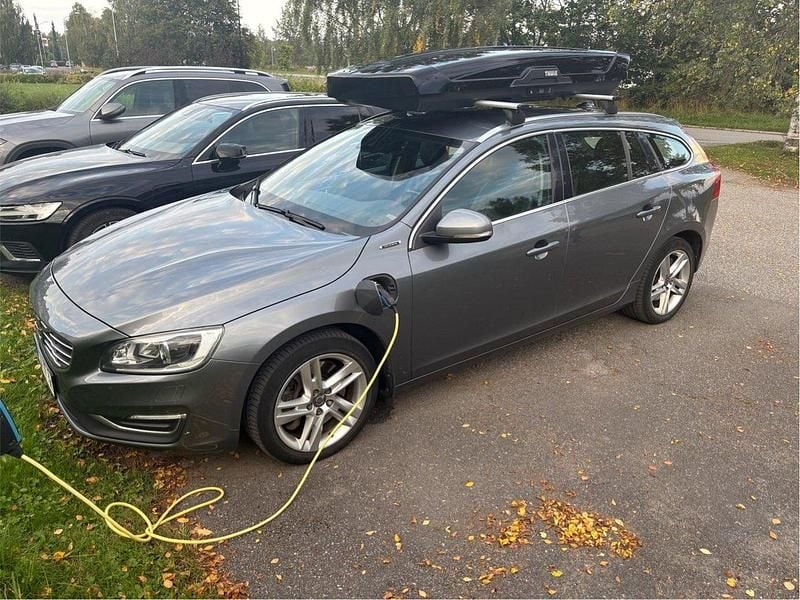 Grå Begagnad 2016 Volvo V60 Summum Kombi | 159 500 kr (Marknadspris) - Bild 1/4